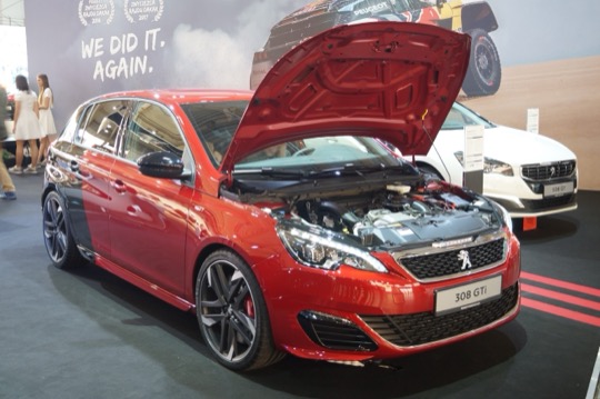 Peugeot 308 GTI - front right view