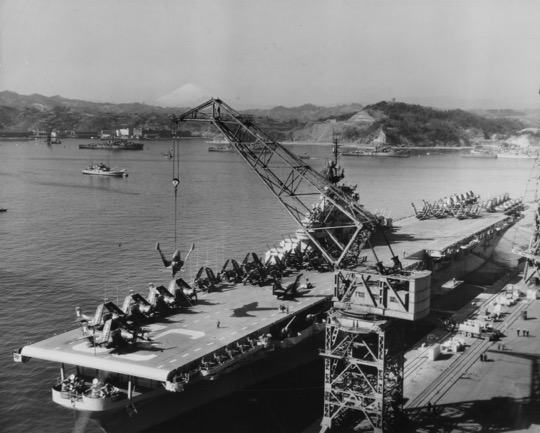 Lotniskowiec USS Leyte w Yokosuce, 1951